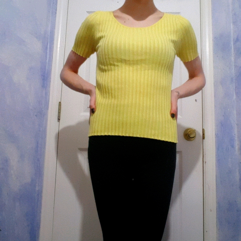 (3 FOR $20) Yellow t-shirt. Girls/Womens.